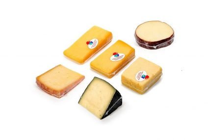 Flow pack packaging machine for portion of cheese in MAP for direct sale