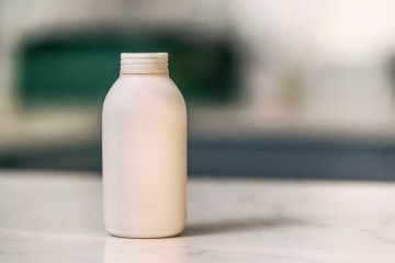Paper bottle packaging with a bio-based solution made from pulp