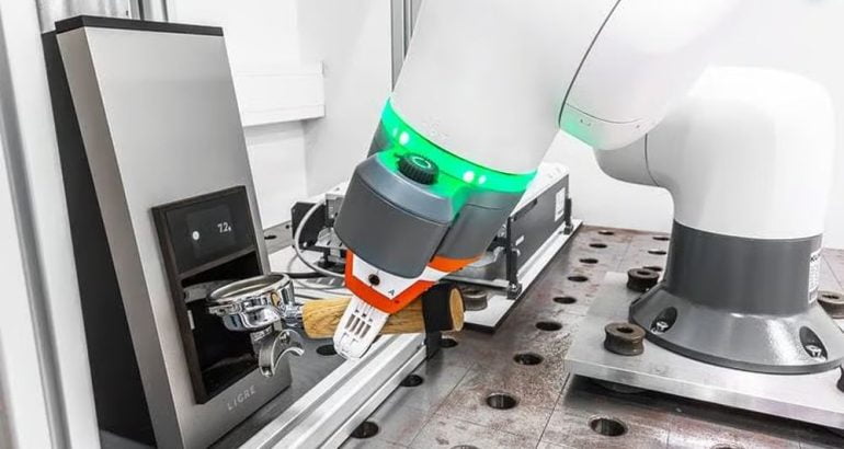 Coffee grinder that presets the amount of coffee to the gram, tested with the KUKA cobot